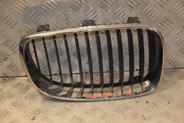 Решітка радіатора права 51137166440 BMW