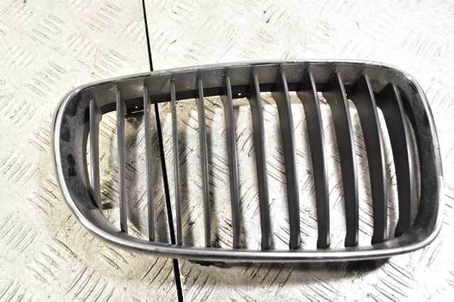 Решітка радіатора права 51137179656 BMW
