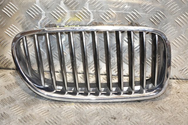 Решітка радіатора права 51137200728 BMW