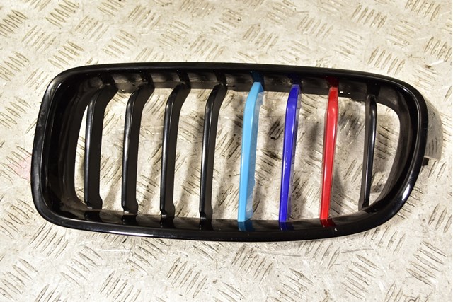 Решітка радіатора ліва 51137255411 BMW