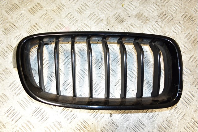 Решітка радіатора права 51137255412 BMW