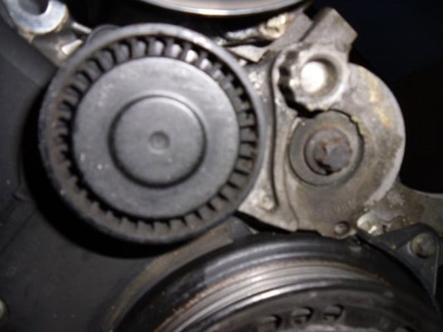 Натягувач приводного ременя 55350422 OPEL