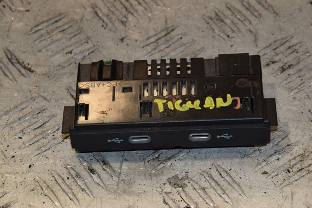 USB-розгалужувач 5NA035736 VAG