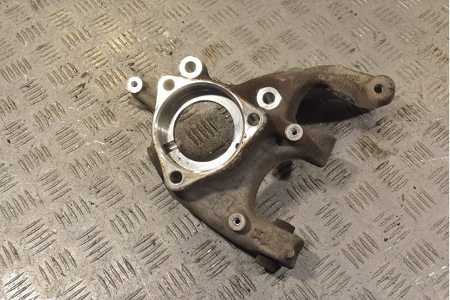 Цапфа поворотна права 5Q3505436A VAG