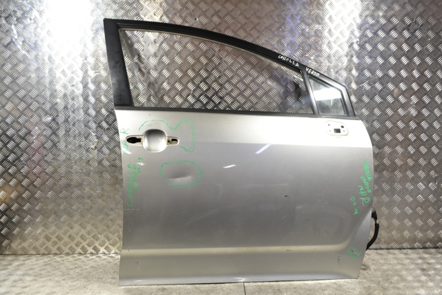 Пасажирські передні двері 670010F010 TOYOTA