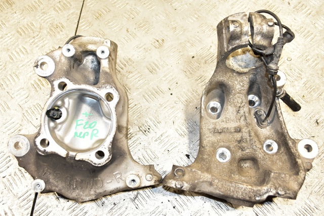 Кулак поворотний передній правий 6792286 BMW