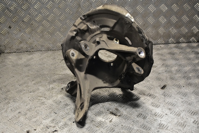 Цапфа поворотна права 6796100 BMW