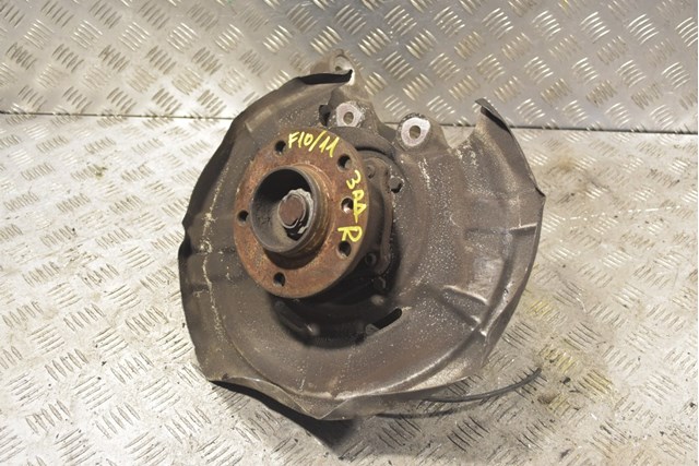 Цапфа поворотна права 6796100 BMW