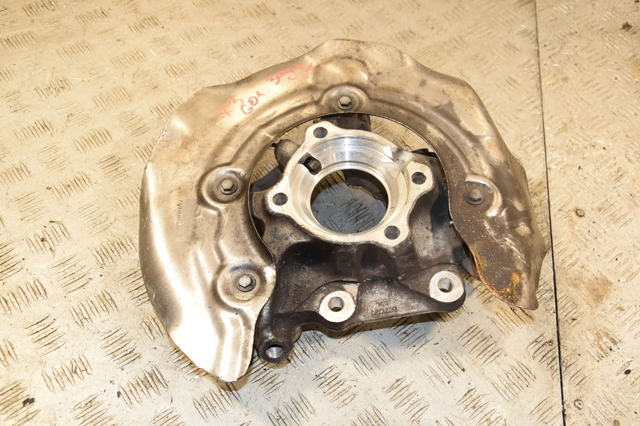 Кулак поворотний лівий 6871027 BMW