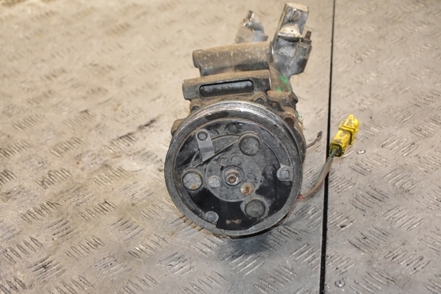 Компресор кліматичної установки 6942501 BMW