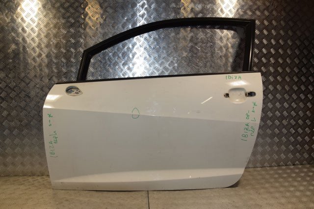 Водійські двері 6J3831055 VAG