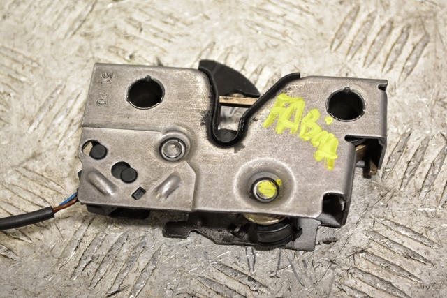 Замок кришки капота 6V0823509D VAG
