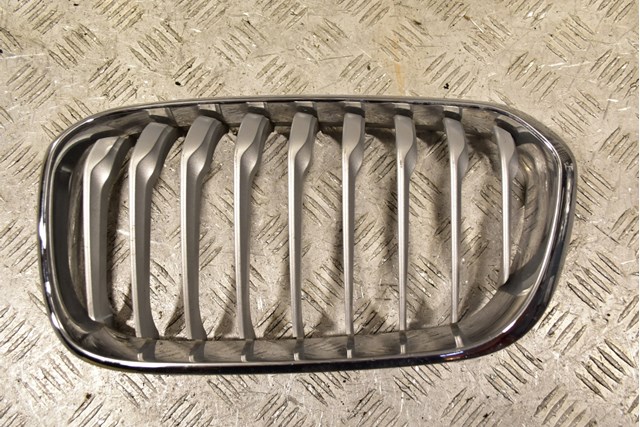 Решітка радіатора ліва 7371747 BMW