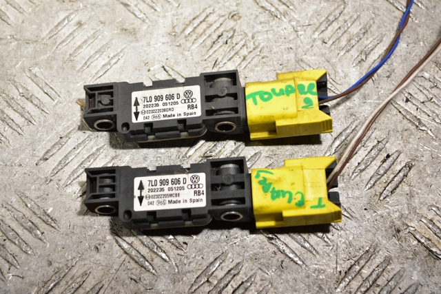 Датчик Ейрбег передній 7L0909606D VAG
