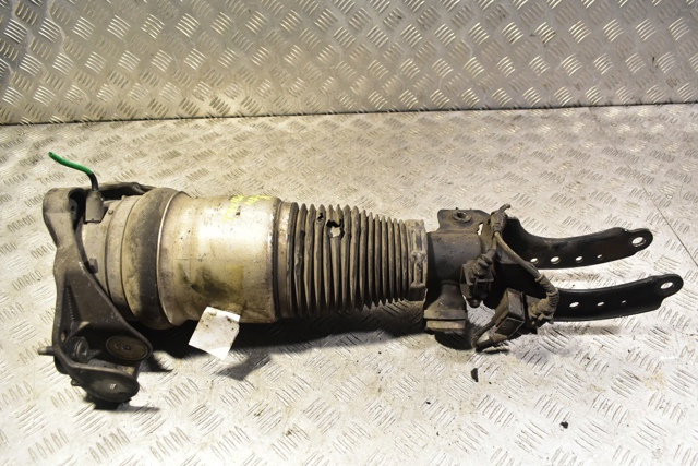 Стійка передня права 7L6412022T VAG