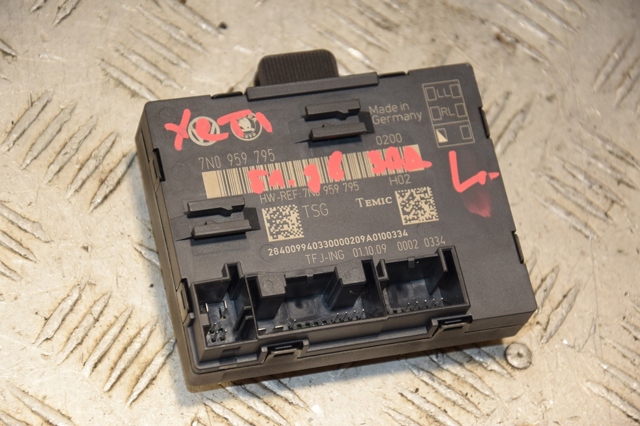 Блок комфорту задніх дверей 7N0959795 VAG