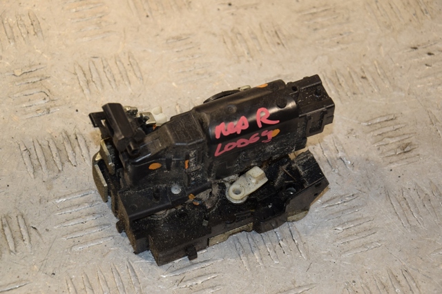 Замок передніх пасажирських дверей 805025267R RENAULT
