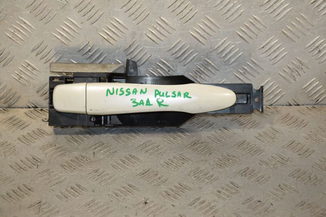 Тримач зовнішньої ручки дверей, передньої правої 806104EA0A NISSAN