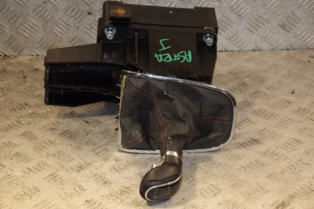 Рукоятка важеля КПП 8126201000 OPEL