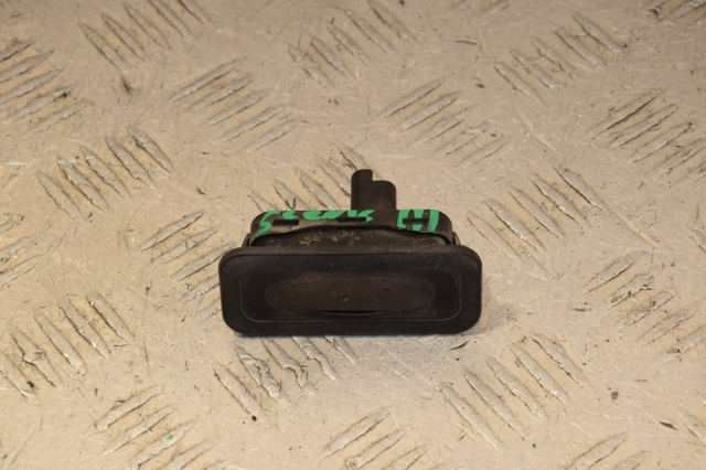 Кнопка приводу замка задньої 3/5 двері (ляди) 8200076256 RENAULT