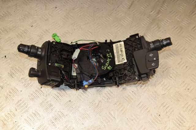 Перемикач підрульовий, правий 8200127728 RENAULT