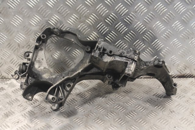 Кронштейн генератора 8200154164 RENAULT