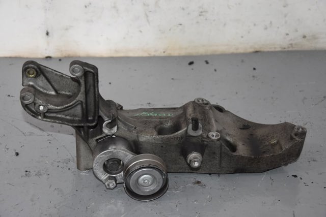 Кронштейн кріплення генератора 8200183234 NISSAN