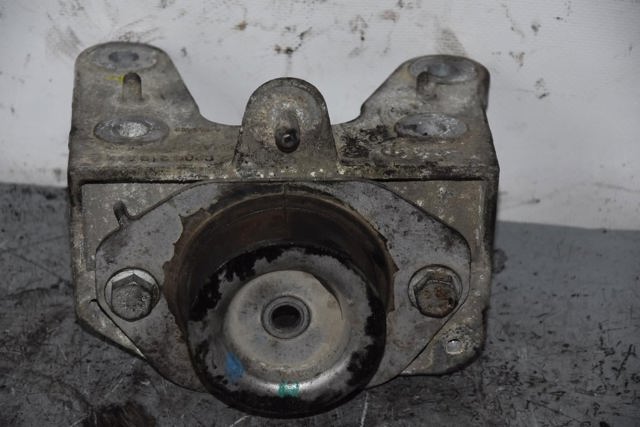 Кронштейн подушки коробки передач 8200219372 OPEL