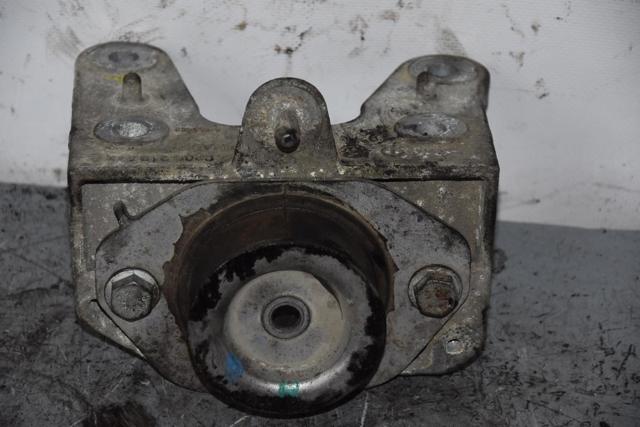 Кронштейн подушки КПП 8200219372 RENAULT