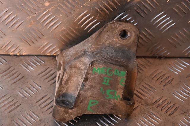 Кронштейн подушки (опори) двигуна, передньої 8200277229 RENAULT