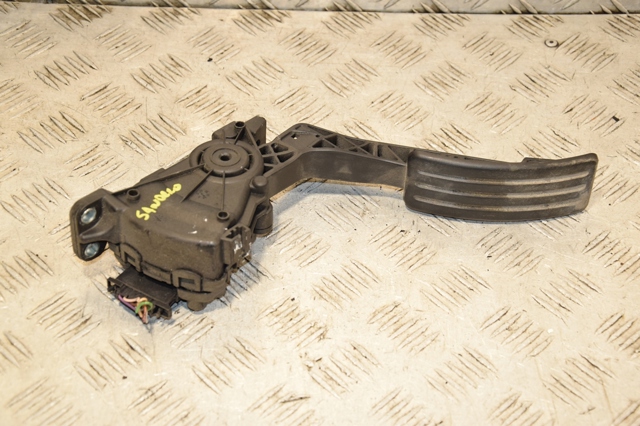 Підаль газу 8200386506 RENAULT