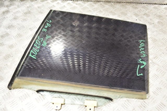 Скло заднє ліве 823015728R RENAULT