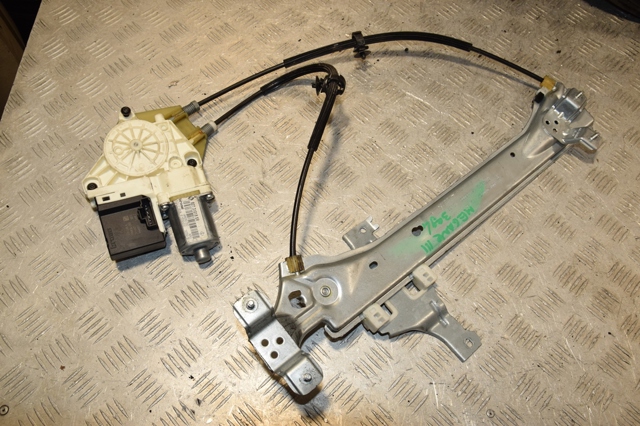 Мотор склопідйомника дверей задніх, лівих 827310185R RENAULT