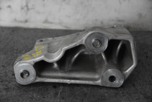Кронштейн подушки (опори) двигуна, правої 8511299 BMW