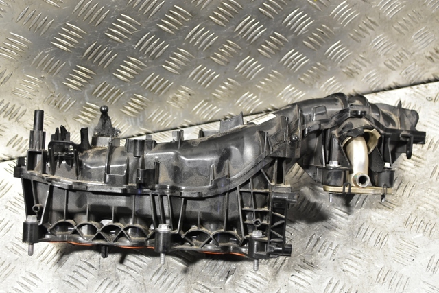 Колектор впускний 8513854 BMW