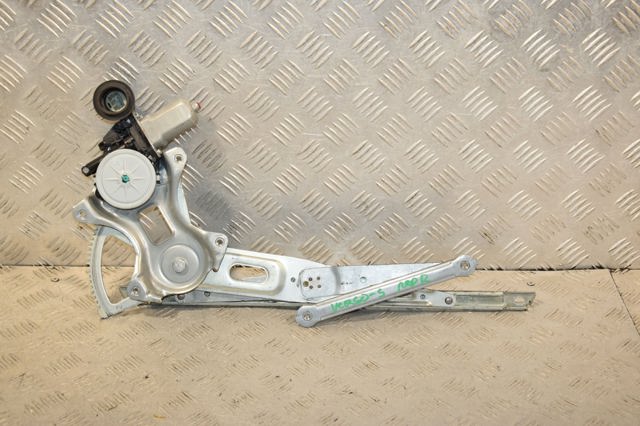 Мотор склопідйомника дверей передніх, правих 8571035180 TOYOTA