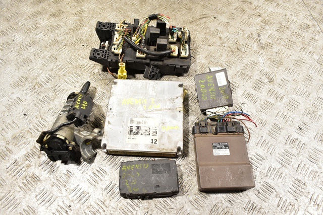 Блок двигуна 8966105420 TOYOTA