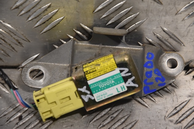 Датчик Ейрбег передній 8983060020 TOYOTA