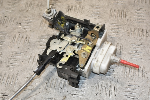 Замок дверей водія 8D1837015F VAG