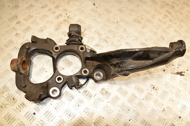 Цапфа поворотна права 8H323K185AA LAND ROVER