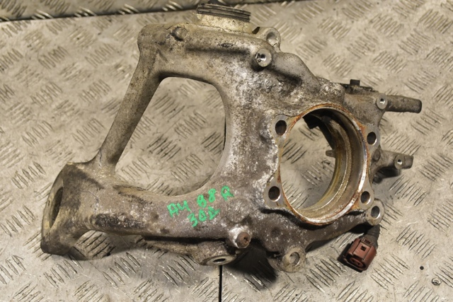 Кулак поворотний правий 8K0505436AA VAG