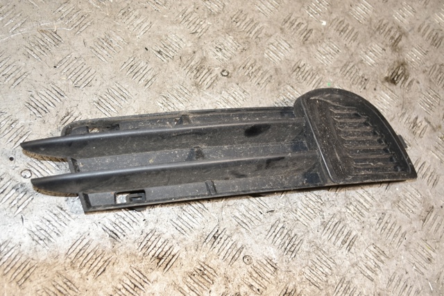 Решітка переднього бампера, права 8P4807682A VAG