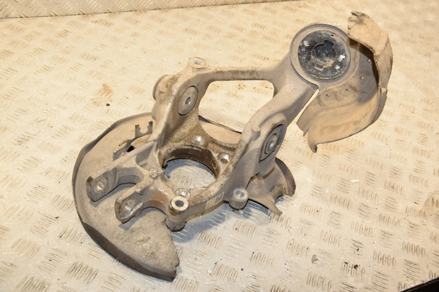 Кулак поворотний правий 8R0505436C VAG