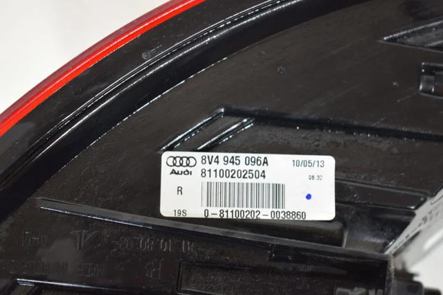 Задній правий зовнішній ліхтар 8V4945096A VAG