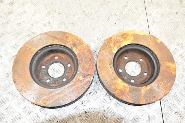 Гальмо дискове переднє 8W0615301AA VAG