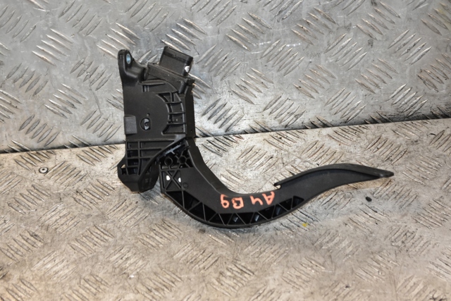 Підаль газу 8W1723523A VAG