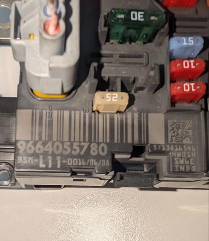 Коробка запобіжників 9664055780 PEUGEOT