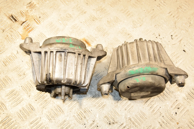 Права подушка мотора A2042404717 MERCEDES