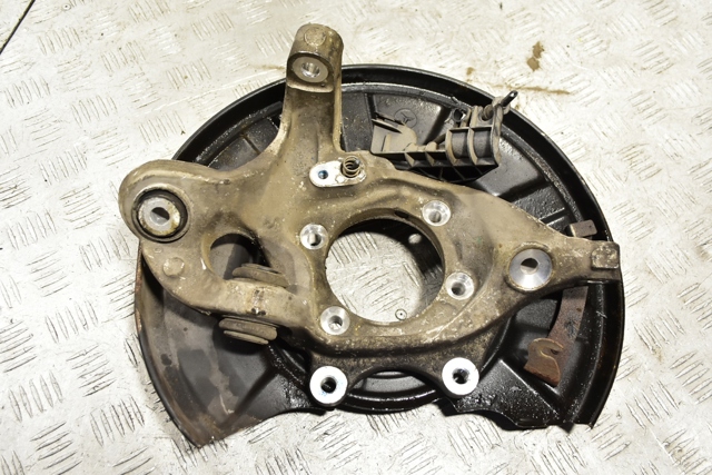 Кулак поворотний правий A2043500441 MERCEDES