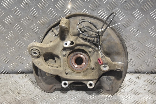 Кулак поворотний правий A2043503208 MERCEDES